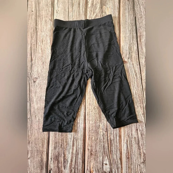 ASOS DESIGN Tall Basic  Legging Shorts in Black - Picture 7 of 8